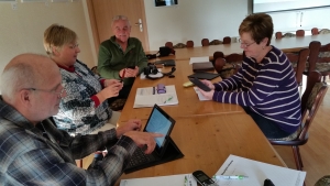 Teilnehmer in der Sprechstunde für die Nutzung von Smartphones und Tablets.