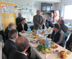 Hier sind die Kursteilnehmer im Türkischen Elternvereins in Ratingen während der Auftaktveranstaltung mit Herrn Sami Celik zusammen, dem Leiter des Vereins.