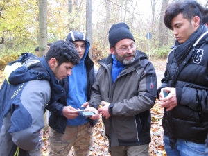 Im Projekt "Digital im Grünen" entwickeln Naturfreunde gemeinsam das Projekt aus. Hier wird eine App im Thüringer Wald ausprobiert.