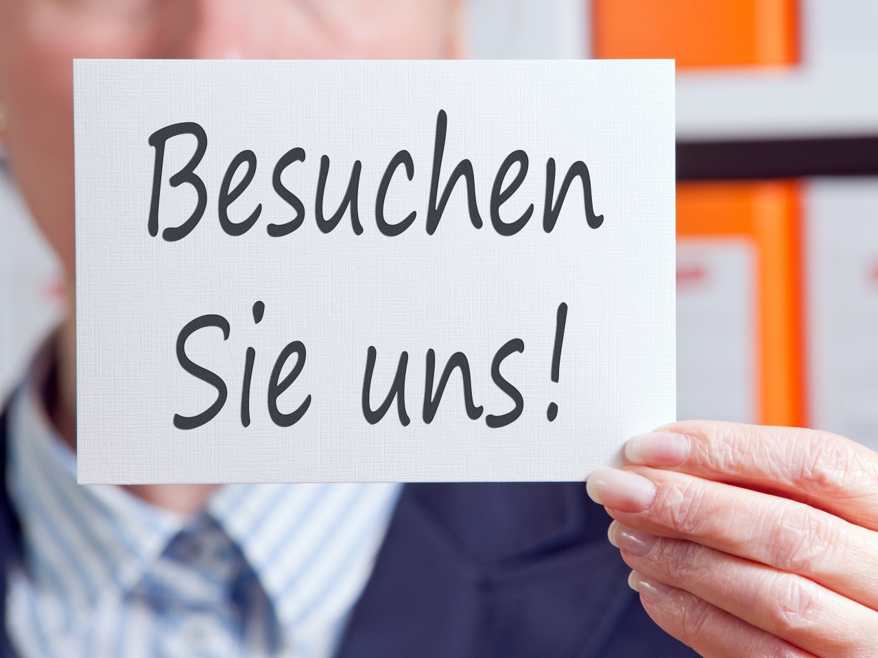 Schild mit der Aufschrift "Besuchen Sie uns!"