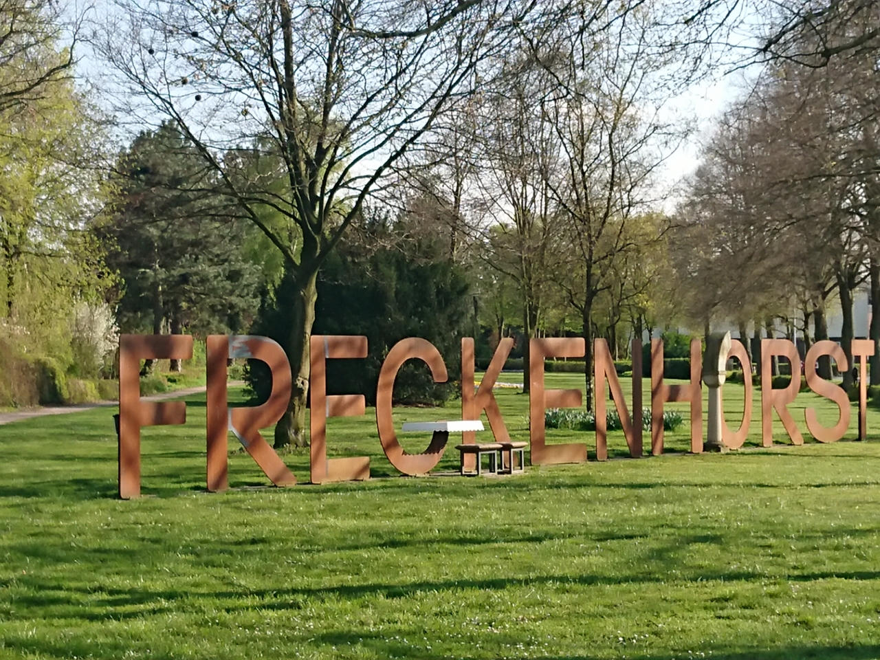 Schriftzug "Freckenhorst" in Großbuchstaben auf einer Wiese