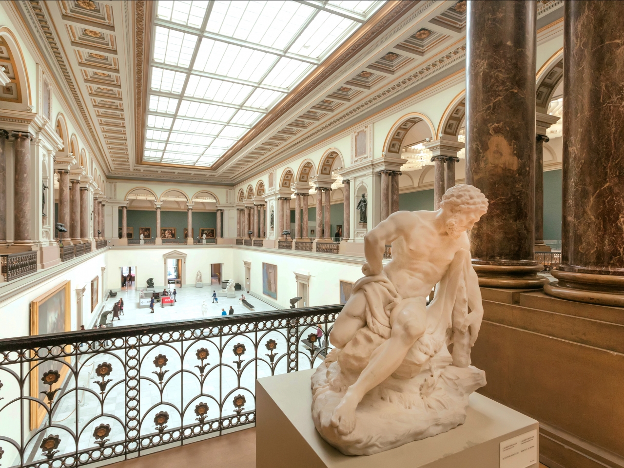 Das Foto zeigt eine Skulptur in den Royal Museums of Fine Arts in Belgien.