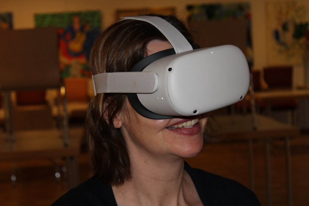 Portrait einer Frau mit VR-Brille