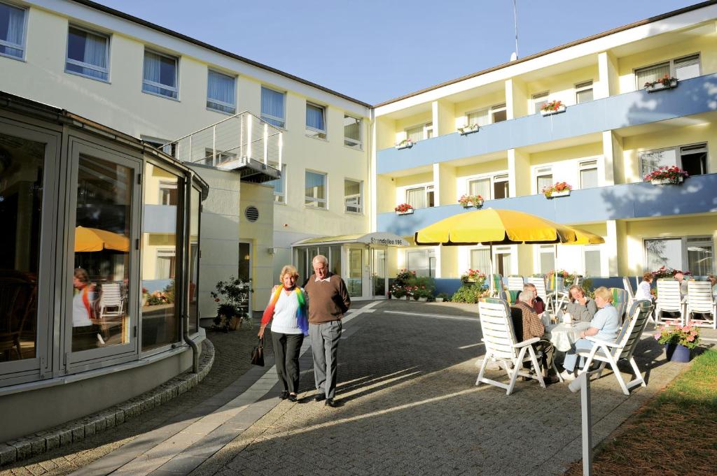 Außenaufnahme AURA-Hotel mit älterem Ehepaar