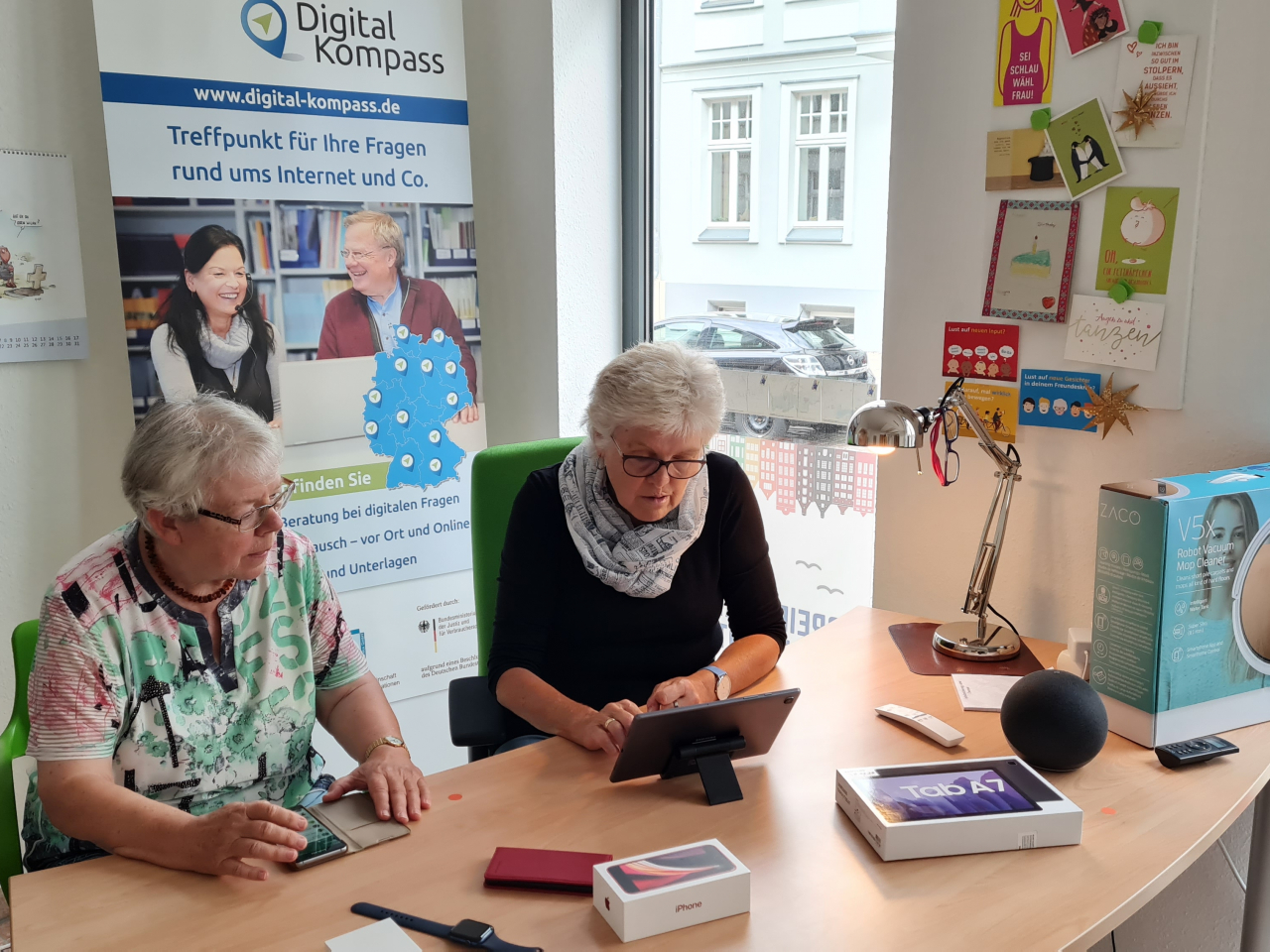 Zwei Frauen testen Tablets