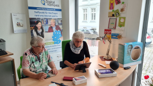 Zwei Frauen testen Tablets