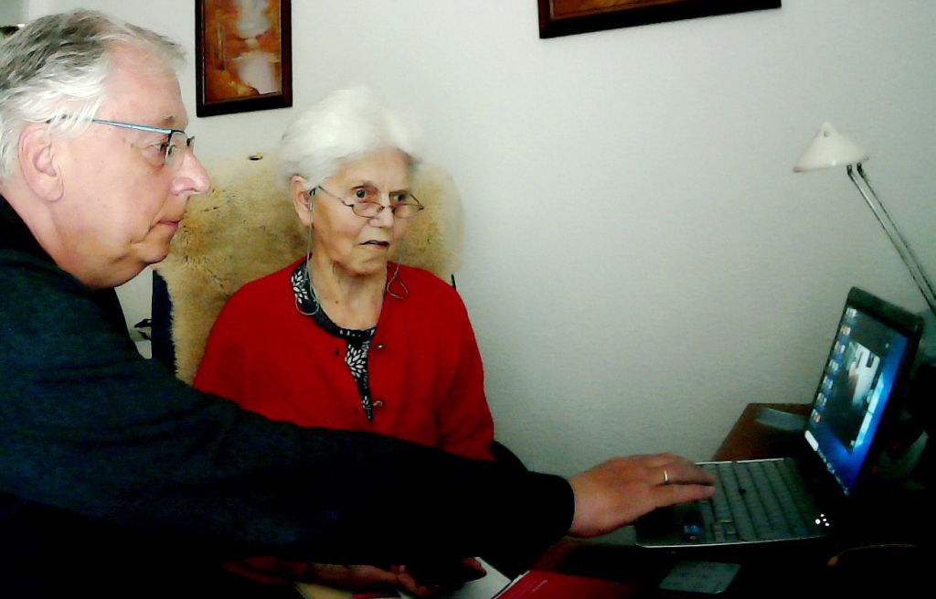 Älterer Mann und Ältere Frau sitzen vor einem Notebook